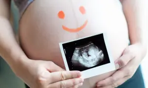 Brzuszek z uśmiechniętą buźką i USG. Czy można prowadzić ciążę na NFZ i prywatnie?
