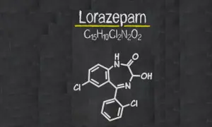 Struktura chemiczna lorazepamu, leku z grupy benzodiazepin, często stosowanego jako psychotrop.