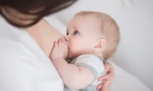 Niemowlę z niebieskimi oczami karmione piersią. Czas trwania nawalu laktacyjnego jest indywidualny.