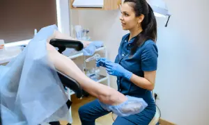 Lekarka z kolposkopem w ręku wyjaśnia pacjentce, dlaczego cytologia boli.