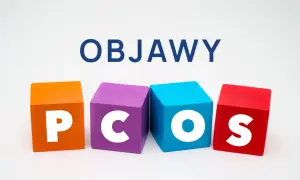 Kolorowe klocki z literami P, C, O, S tworzą napis PCOS. Nad nimi widnieje napis OBJAWY. To wizualne przedstawienie objawów hiperandrogenizmu.