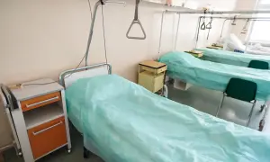 Puste łóżka szpitalne, czekające na pacjentów. Zastanawiasz się, ile czeka się na operacje biodra NFZ?