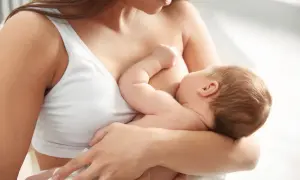 Matka karmi piersią dziecko. Czas karmienia jest indywidualny, ale nawał pokarmowy może trwać kilka dni.