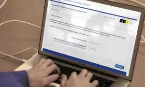 Na ekranie laptopa widzisz stronę NFZ, gdzie można sprawdzić skierowanie do sanatorium. Wpisz numer skierowania i datę urodzenia, by uzyskać informacje.