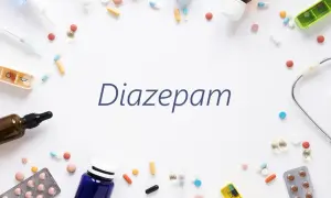 Różne leki, w tym kapsułki i tabletki, otaczają napis "Diazepam". Zastanawiasz się, jak długo działa relanium?
