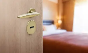 Otwarcie drzwi do pokoju jednoosobowego w sanatorium. Zastanawiasz się, ile kosztuje pokój jednoosobowy w sanatorium?