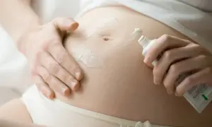 Czym smarować brzuch w ciąży, aby uniknąć rozstępów według mamaginekolog