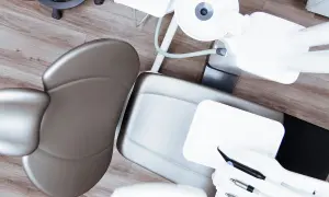 Fotel stomatologiczny i sprzęt na podłodze. Ostry dyżur stomatologiczny Warszawa NFZ Lindleya.