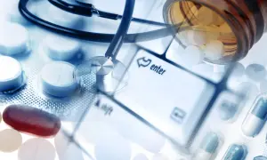 Stetoskop, tabletki i kapsułki na klawiaturze. Czy dermatolog jest na skierowanie?