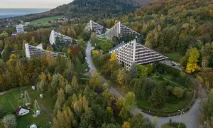 Widok z lotu ptaka na architekturę sanatorium w otoczeniu jesiennego lasu. Zastanawiasz się, ile się dopłaca do sanatorium?