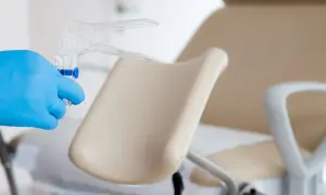 Rękawiczka z niebieską rękawiczką trzymająca wziernik ginekologiczny. Czy do ginekologa potrzebne jest skierowanie od lekarza rodzinnego?