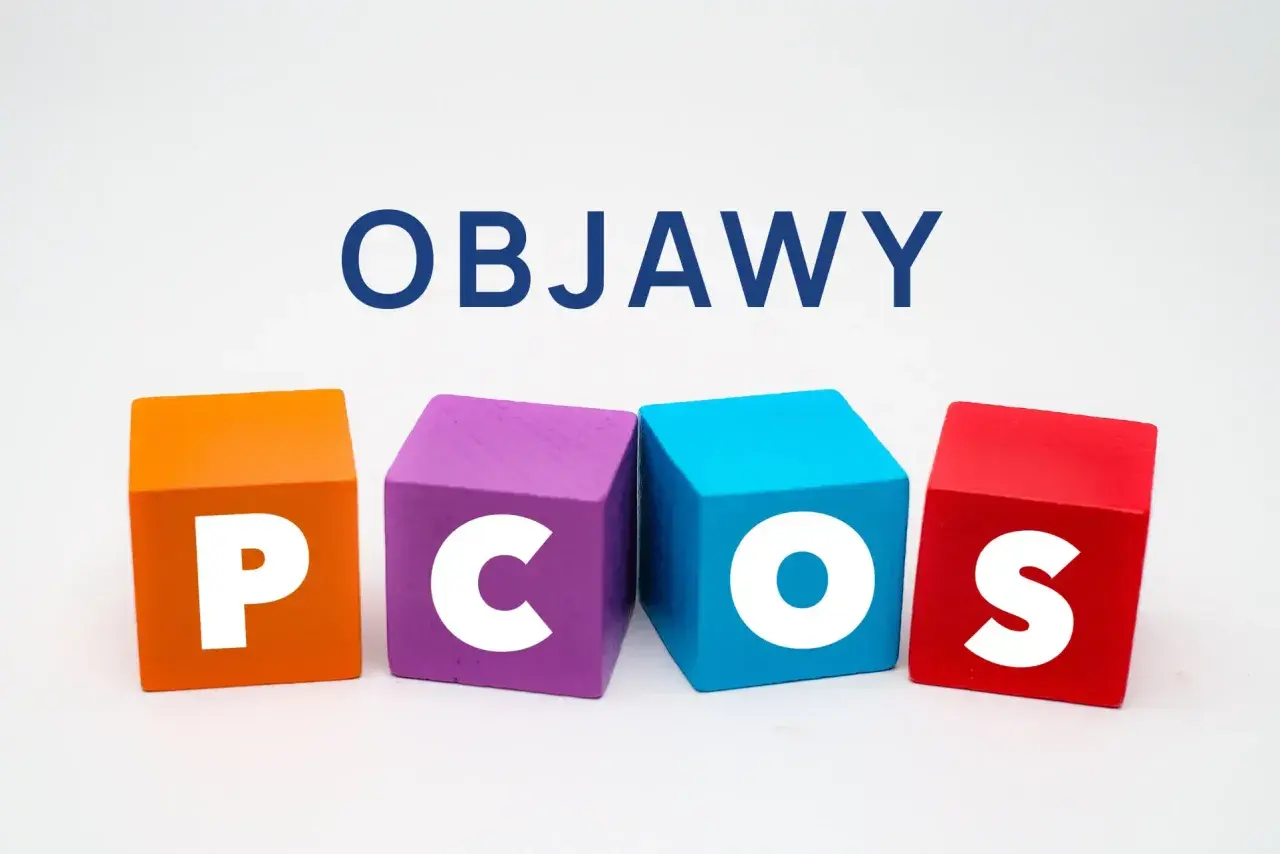 Kolorowe klocki z literami P, C, O, S tworzą napis PCOS. Nad nimi widnieje napis OBJAWY. To wizualne przedstawienie objawów hiperandrogenizmu.