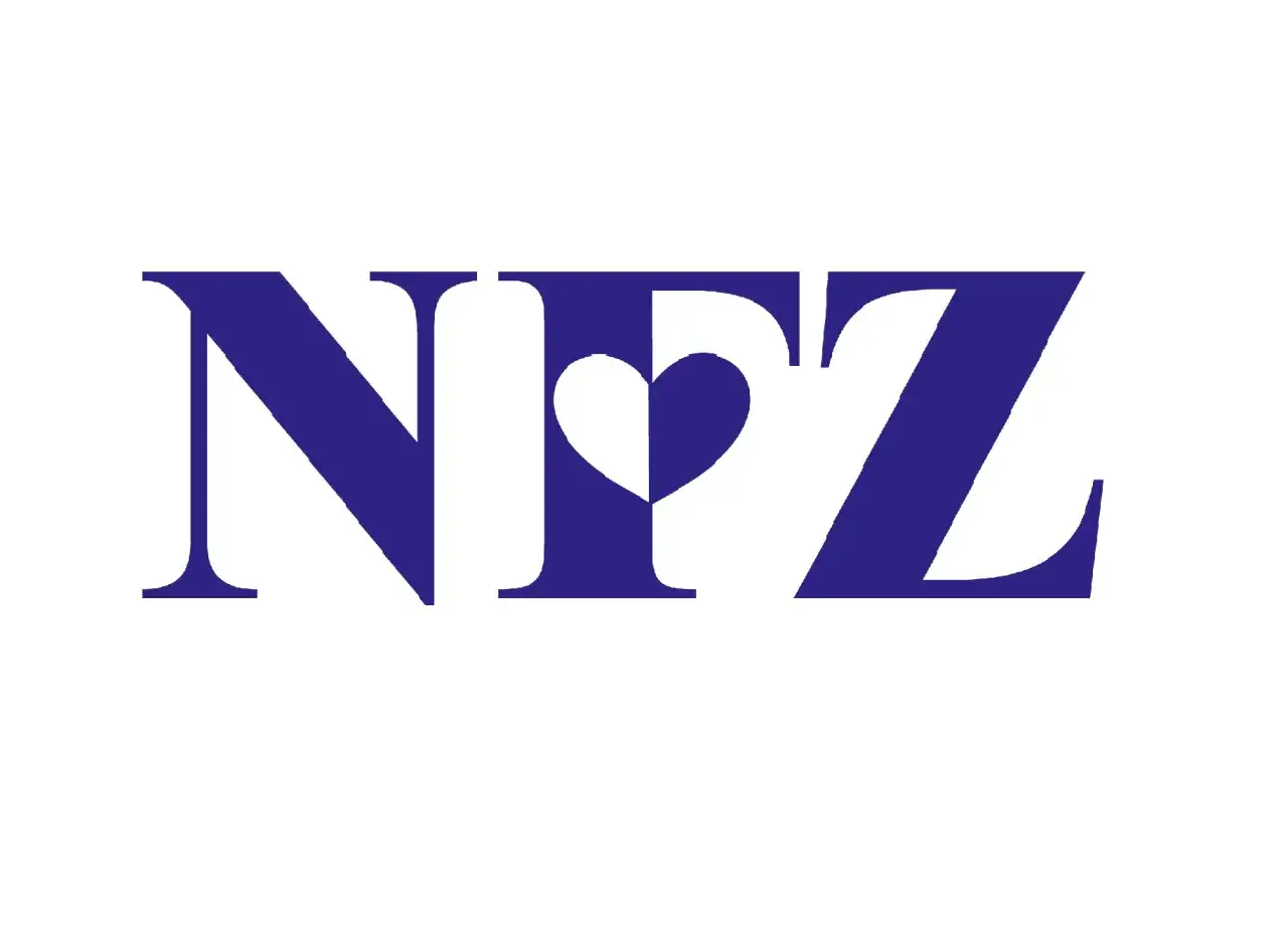 Logo NFZ z sercem. Dowiedz się, jak sprawdzić status skierowania do sanatorium NFZ.