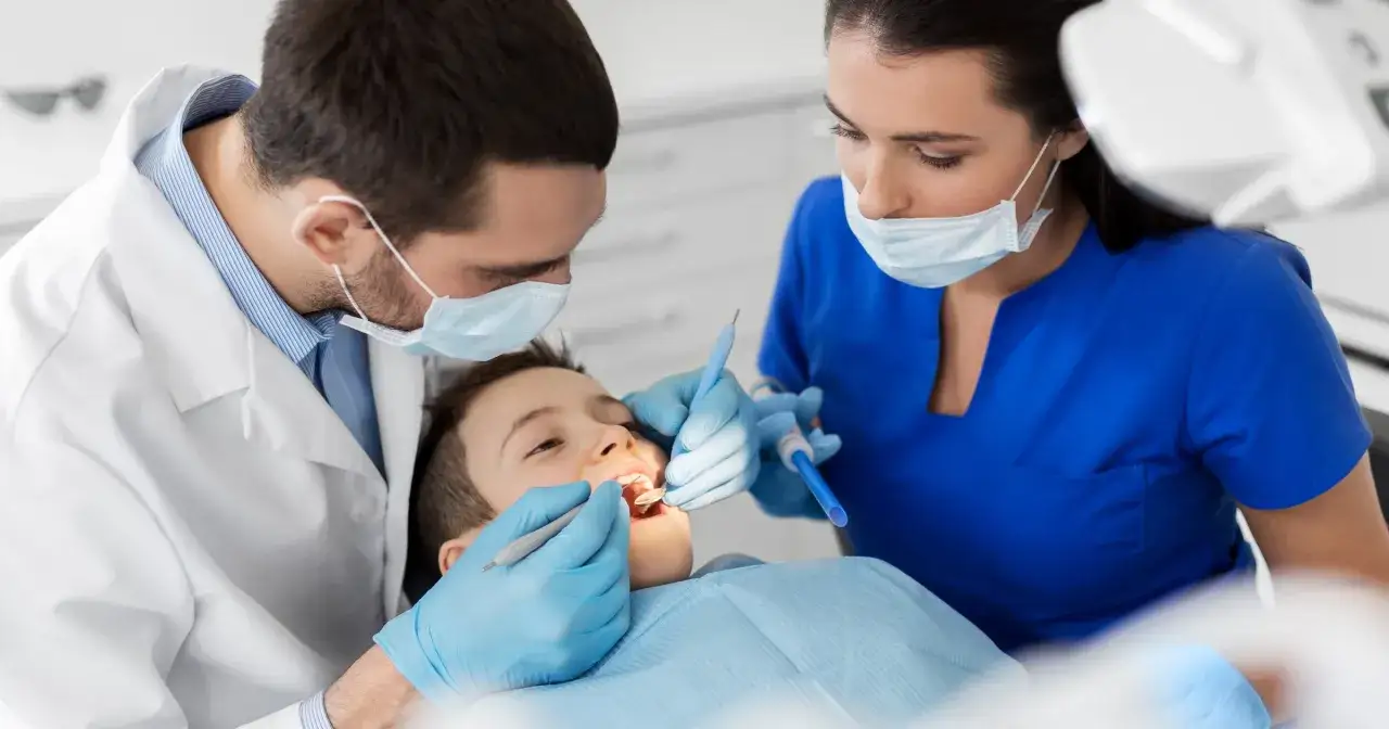 Chłopiec u dentysty. Nowy zjazd stomatologia NFZ to szansa na zdrowy uśmiech dla każdego.