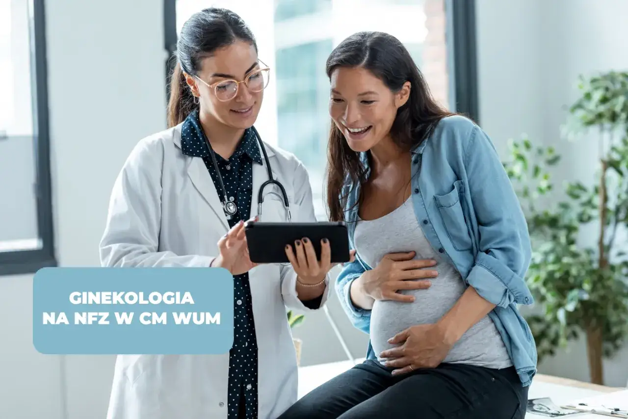 Lekarka pokazuje tablet ciężarnej pacjentce. Szukasz dobrego ginekologa w Warszawie NFZ?