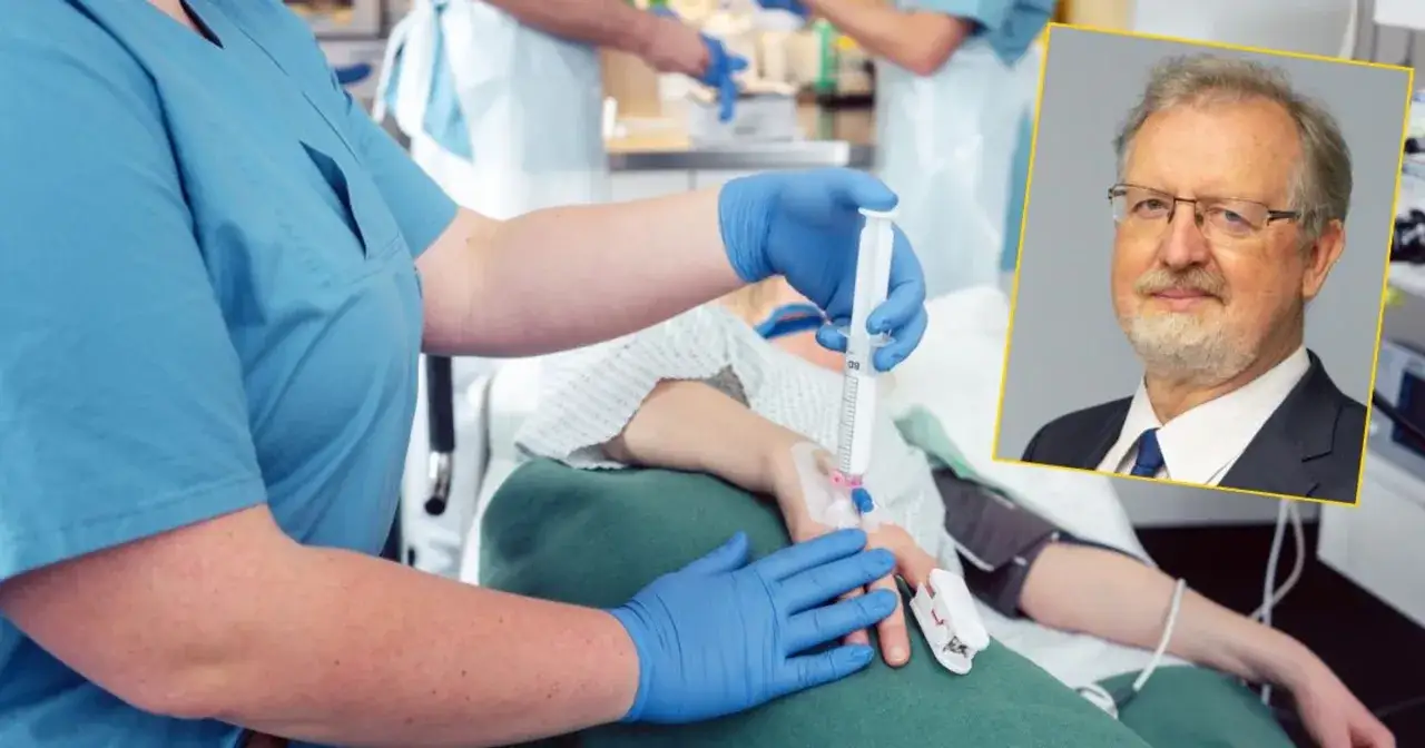 Przygotowanie do gastroskopii ze znieczuleniem NFZ. Pielęgniarka podaje lek dożylnie pacjentowi. W tle widać lekarza.