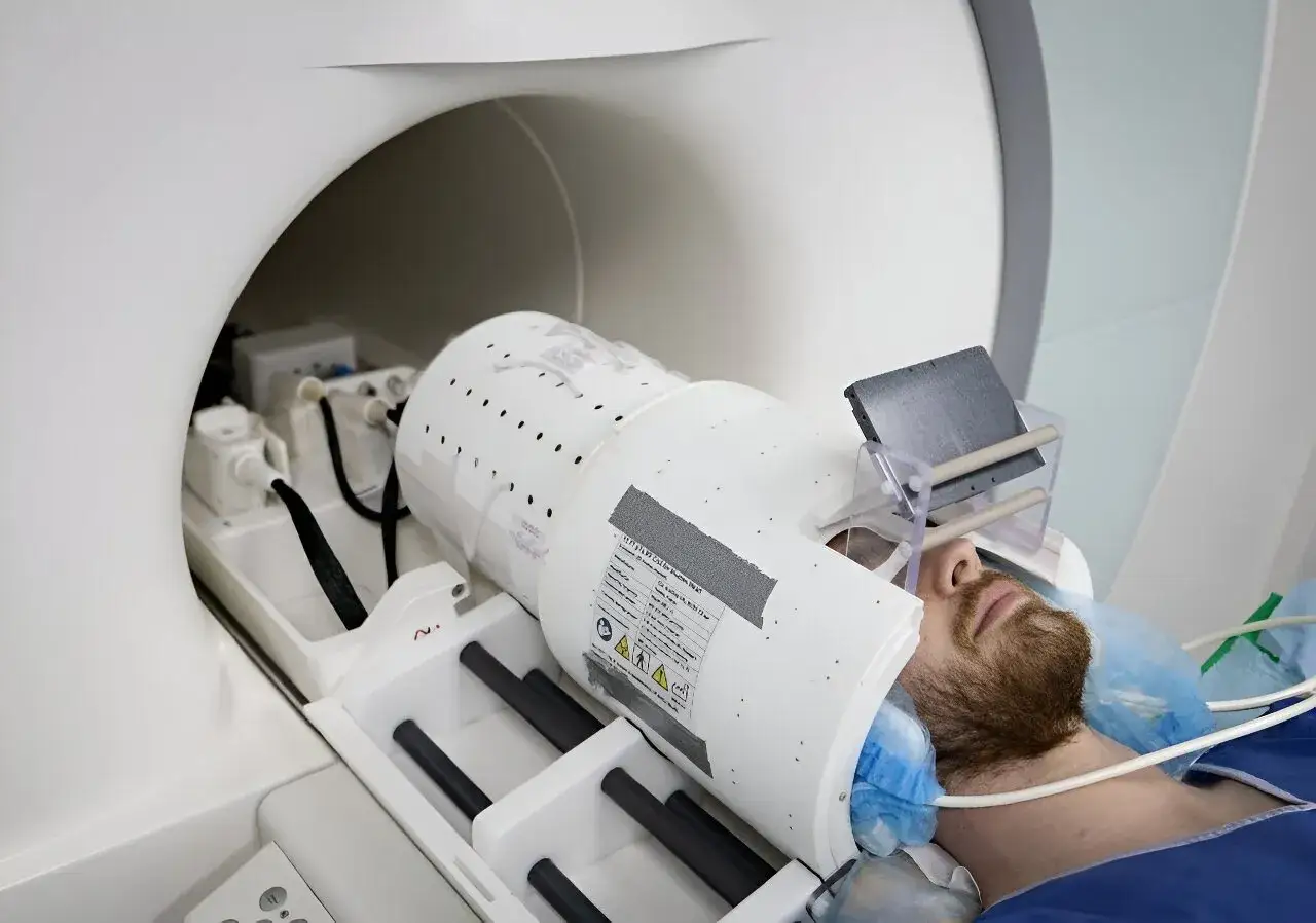 Pacjent w aparacie MRI, przygotowany do badania. Czas trwania rezonansu głowy zależy od wskazań.