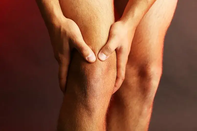 Zdjęcie Jakie leki na wodę w kolanie pomogą Ci uniknąć bólu i obrzęku